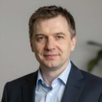Портрет уверенного специалиста компании Партс Сейл по ремонту рулевых реек автомобилей Skoda